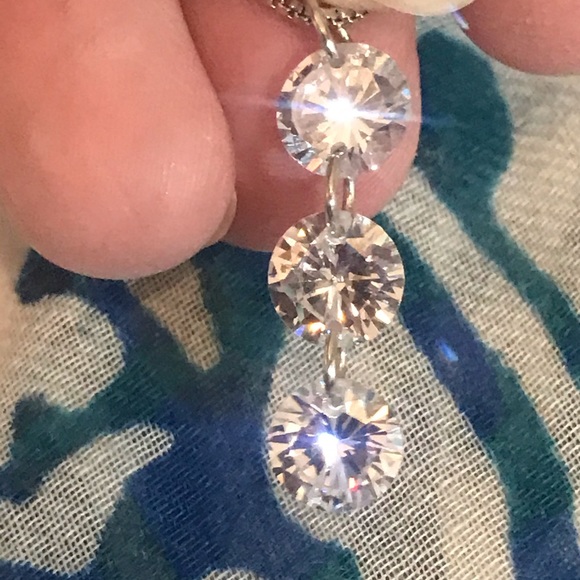 New Swarkovski Three Stone Necklace - Picture 2 of 3